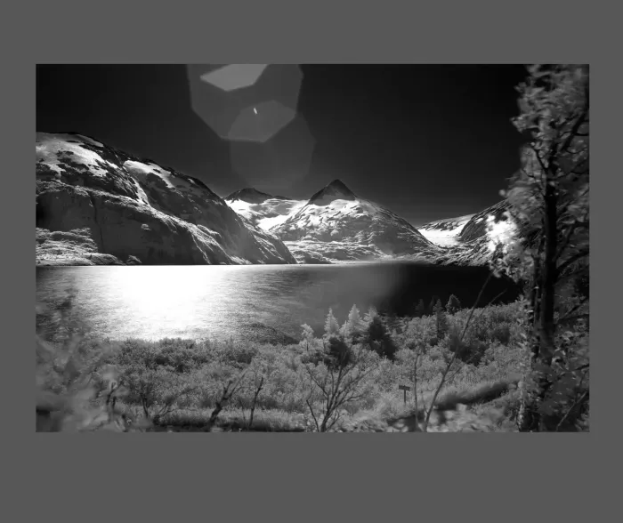 5.5.35-INFRARED-PHOTOS-WATERSCAPES-Black-and-White-Canada-L1003837-2016