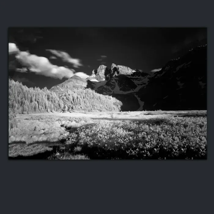 5.3.10-INFRARED-PHOTOS-LANDSCAPE-Black-and-White-MOUNTAIN-Canada-L1002786-2016