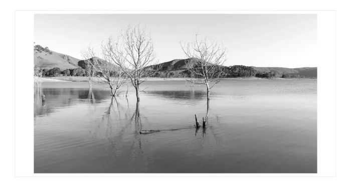 20.25-3-WATERSCAPES-Minimalism-Black-and-White-Photo-Eildon-Lake-Boonie-Doon-L1029573-2015