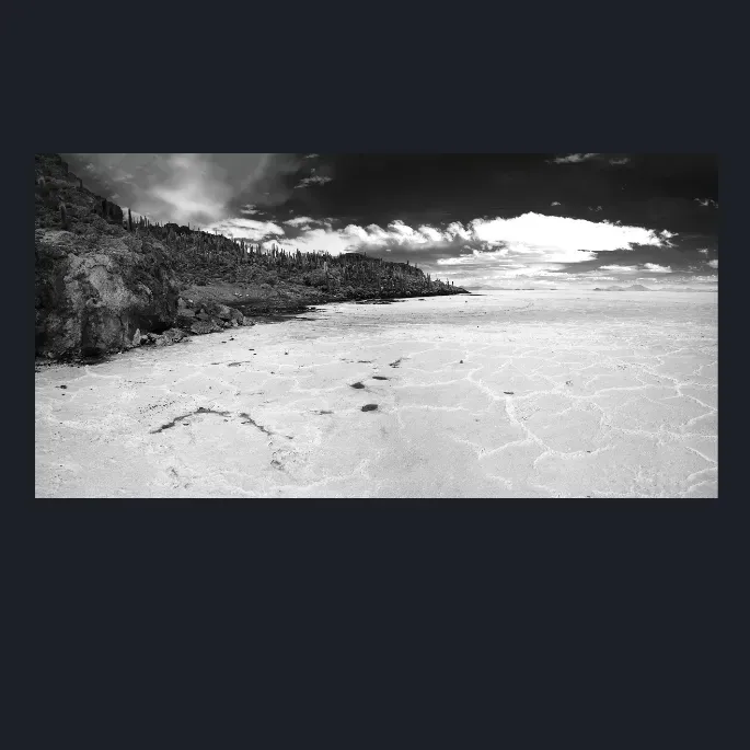 9.11-LANDSCAPE-NATURE-SALT-LAKES-Black-and-White-Salar-De-Uyuni-Bolivia-South-America-L1025747-48-2015