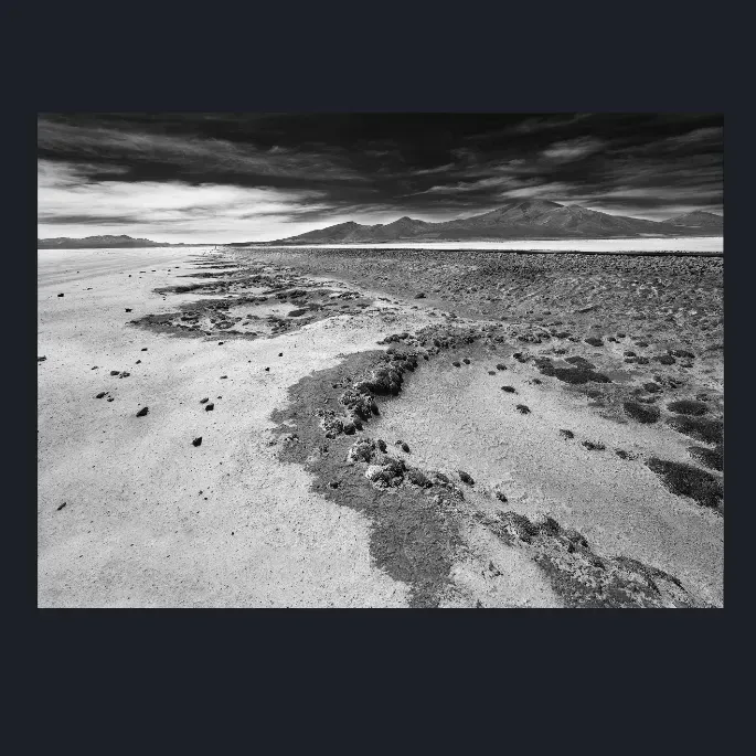 9.13-LANDSCAPE-NATURE-SALT-LAKES-Black-and-White-Salar-De-Uyuni-Bolivia-South-America-L1025773-2015