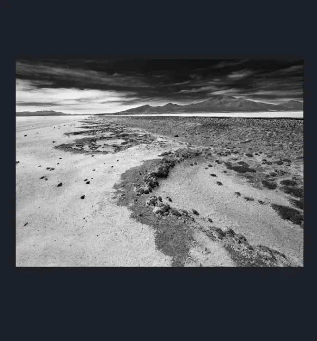 9.14-LANDSCAPE-NATURE-SALT-LAKES-Black-and-White-Salar-De-Uyuni-Bolivia-South-America-L1026019-2015