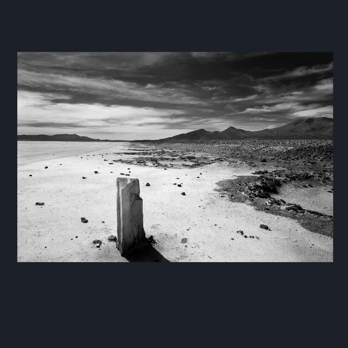 9.15-LANDSCAPE-NATURE-SALT-LAKES-Black-and-White-Salar-De-Uyuni-Bolivia-South-America-L1026020-2015