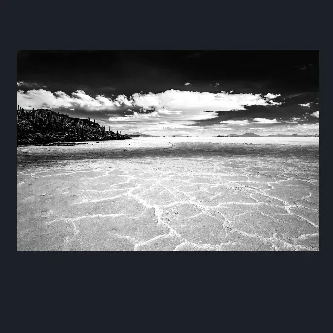 9.5-LANDSCAPE-NATURE-SALT-LAKES-Black-and-White-Salar-De-Uyuni-Bolivia-South-America-L1025749-2015