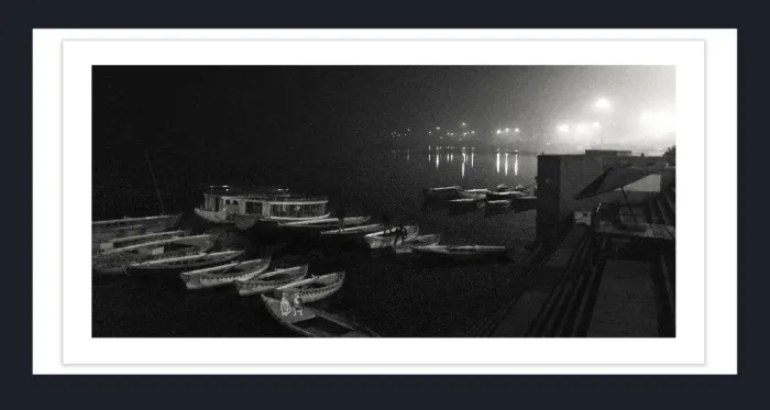 28-5-26-FINE-ART-BOAT-PHOTOGRAPHY-Black-and-White-Photo-Varanasi-India-L1008490-2018