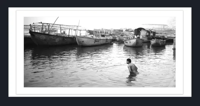 28-5-41-FINE-ART-BOAT-PHOTOGRAPHY-Black-and-White-Photo-Varanasi-India-L1008748-2018